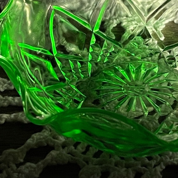Little Uranium Glass Faceted Bowl - Picture 4 of 8